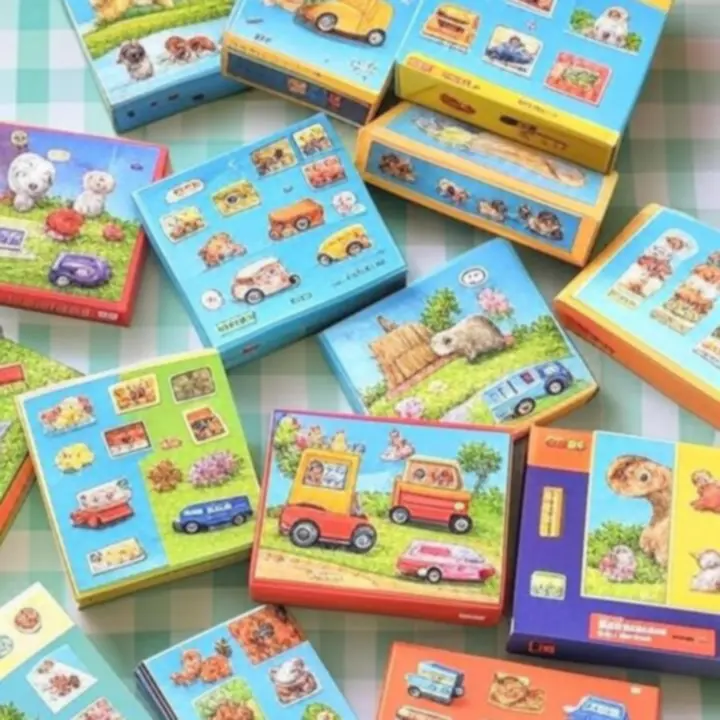 Polecane zestawy puzzli ułożone na kolorowym tle